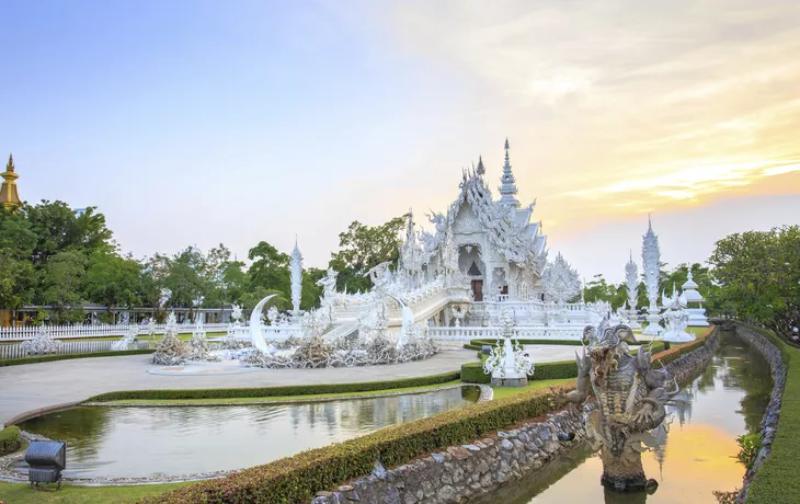© kobozaa - stock.adobe.com - Weisser Tempel Wat Rong Khun, Chiang Rai