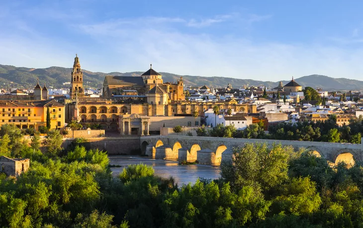 ©DavidShaun - stock.adobe.com - Römische Brücke und Moschee-Kathedrale in Córdoba