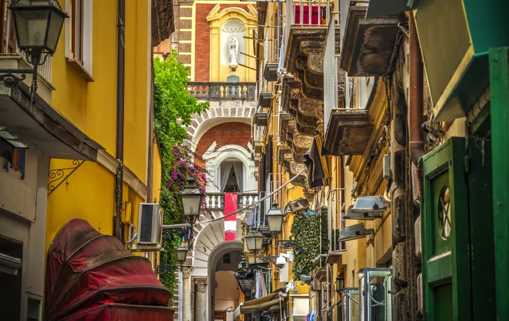 © Gabriele Maltinti - stock.adobe.com - Altstadtgasse mit Domturm in Sorrent