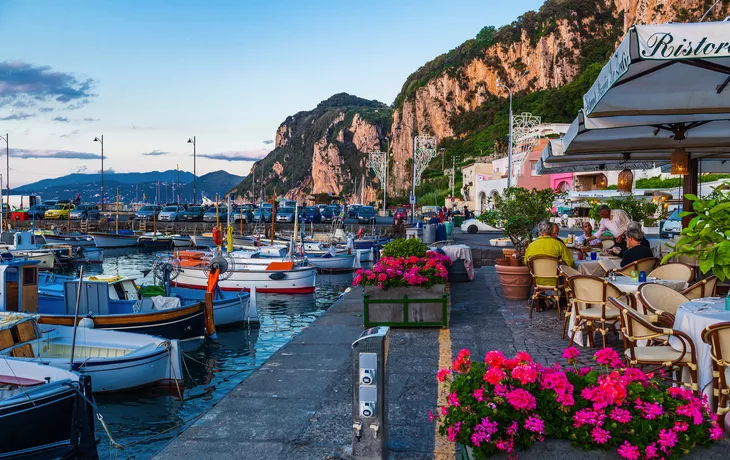 © Sebastian - stock.adobe.com - Hafen von Capri
