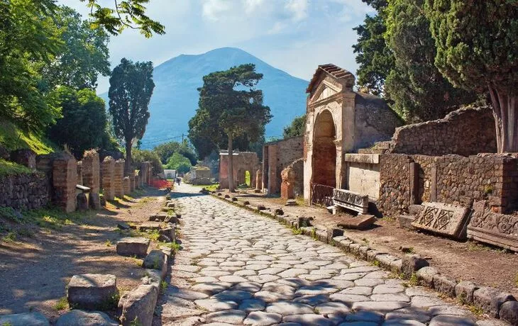© Shjmyra - Fotolia - Pompeji, im Hintergrund der Vesuv