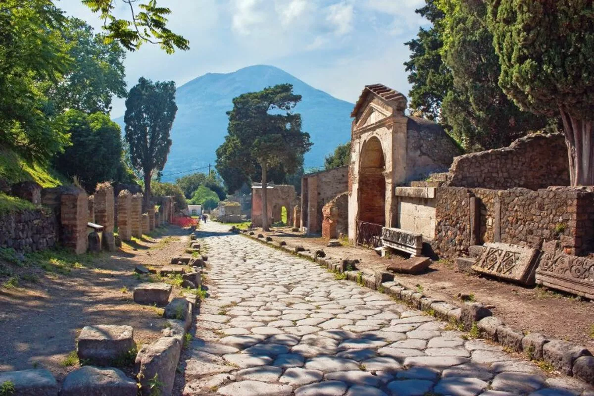 Pompeji, im Hintergrund der Vesuv - © Shjmyra - Fotolia