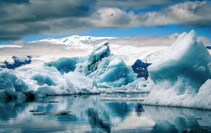 © CHacker - stock.adobe.com - Gletscherlagune Jökulsárlón im Nationalpark Vatnajökull 