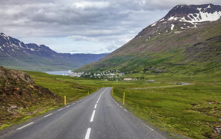 © Getty Images/iStockphoto - Landstrasse bei Egilsstaðir