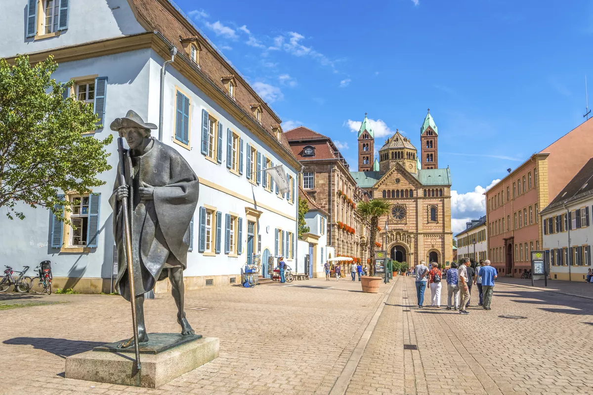 Pilgerfigur und Dom, Speyer - © Sina Ettmer - stock.adobe.com