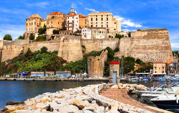 © Freesurf - stock.adobe.com - Calvi mit Festung