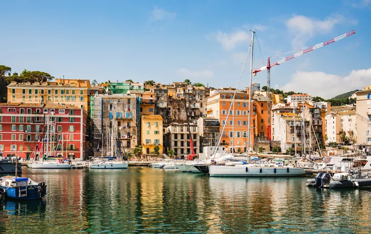 Altstadt und Hafen von Porto-Vecchio - © travelbook - stock.adobe.com
