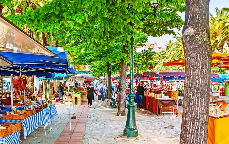 © efesenko - stock.adobe.com - farbenfroher Markt in Ajaccio