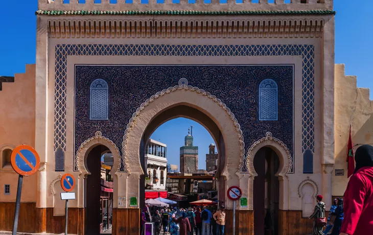 ©majonit - stock.adobe.com - Blaues Tor (Bab Bou Jeloud) in Fès