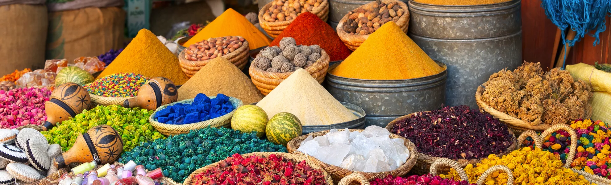 bunte Gewürze auf dem Souk-Markt in Marrakesch - © xamnex - stock.adobe.com