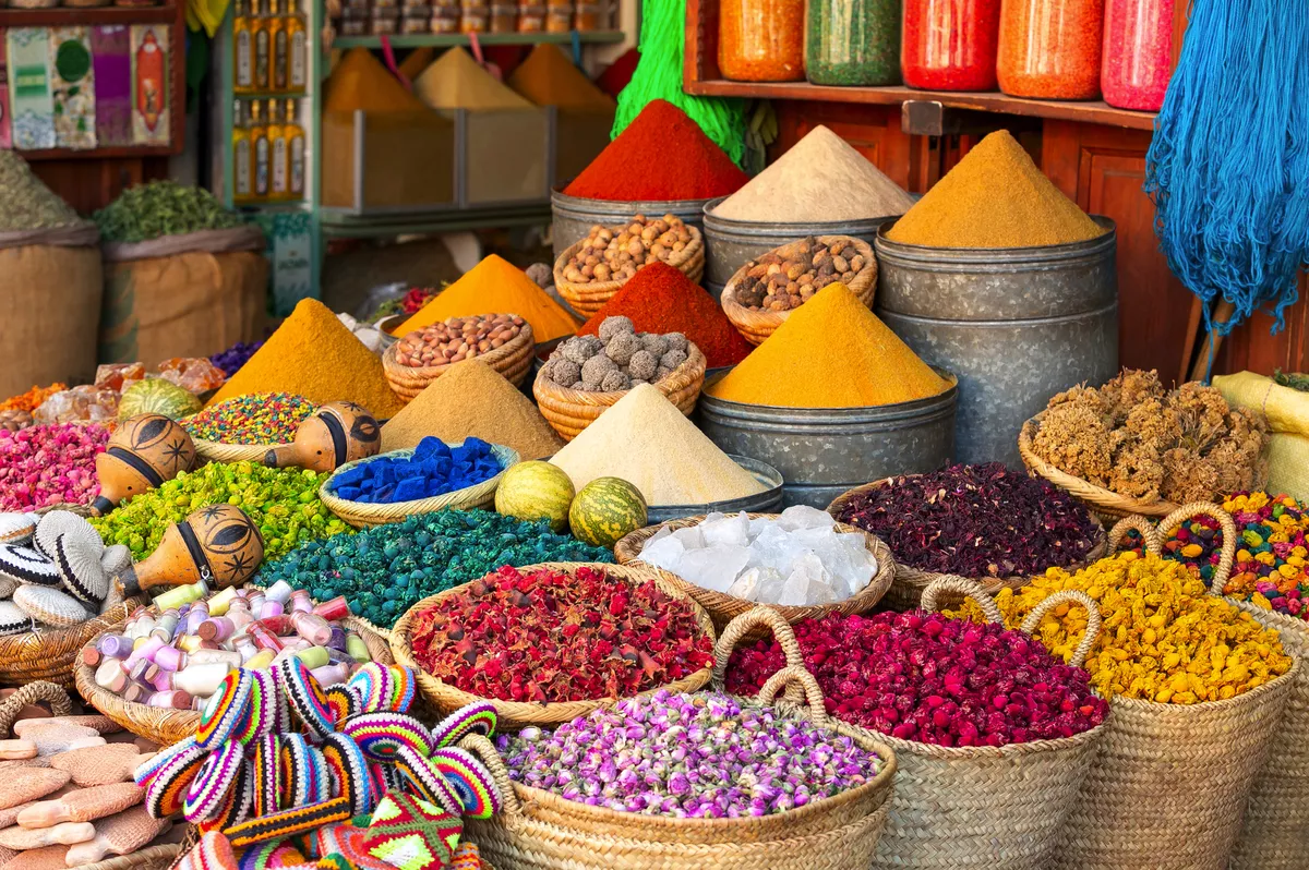 bunte Gewürze auf dem Souk-Markt in Marrakesch - © xamnex - stock.adobe.com