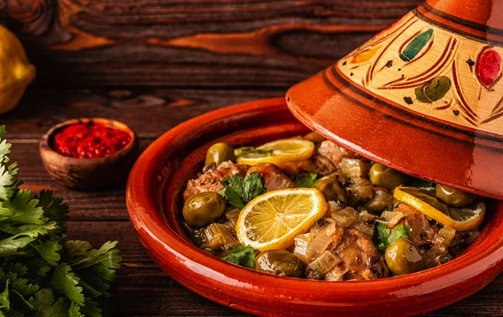 © tbralnina - stock.adobe.com - Traditionelle Hühnertagine mit Oliven und gesalzenen Zitronen