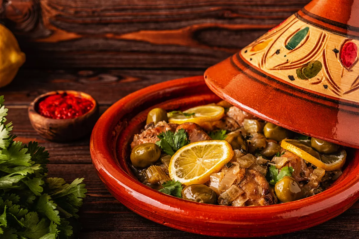 Traditionelle Hühnertagine mit Oliven und gesalzenen Zitronen - © tbralnina - stock.adobe.com