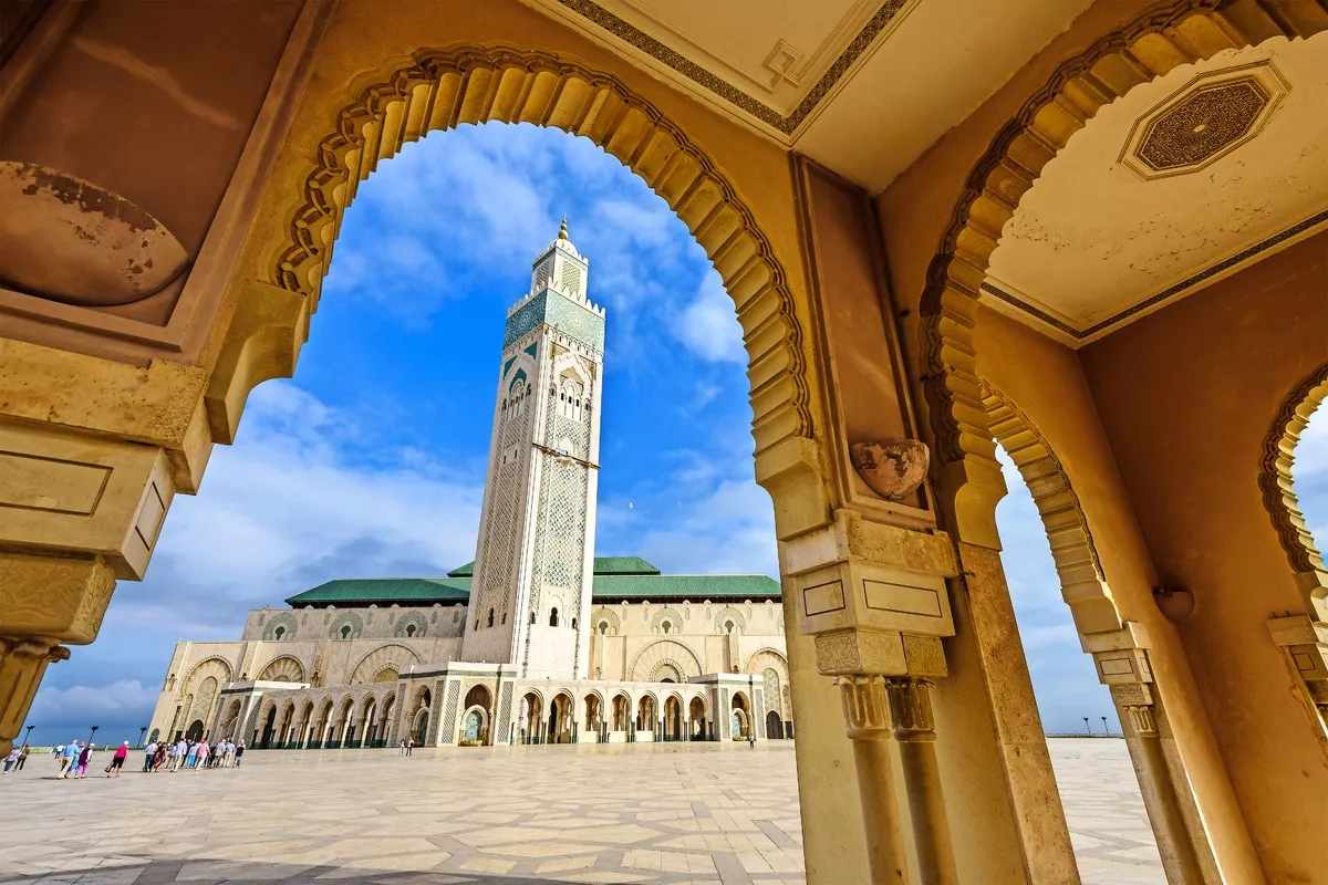 Minarett der Moschee Hassan II in Casablanca - © SeanPavonePhoto - stock.adobe.com
