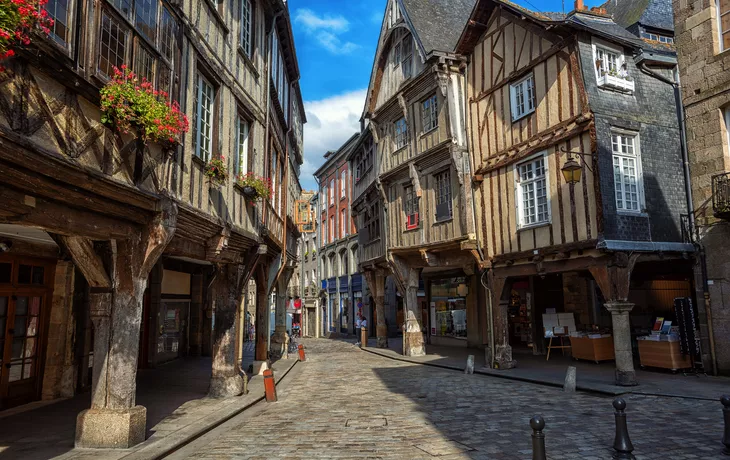 © Boris Stroujko - stock.adobe.com - Dinan in der Bretagne