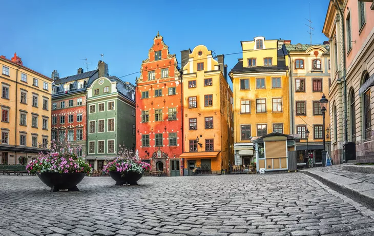 ©bbsferrari - stock.adobe.com - bunte Häuser auf dem Stortorget-Platz in Stockholm, Schweden
