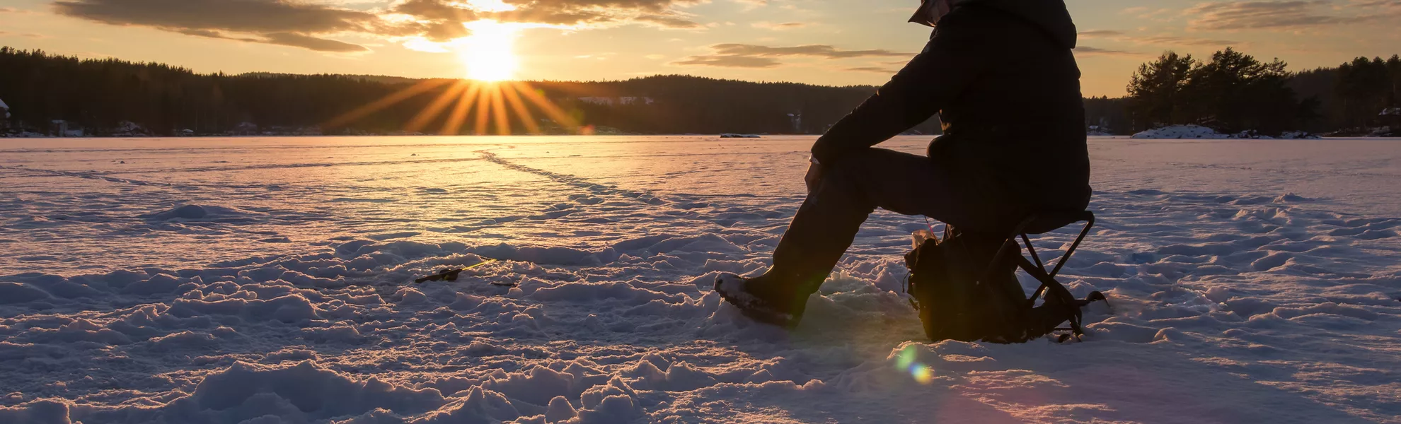 Eisfischen auf einem See in Norwegen bei Sonnenuntergang - ©MarianneHydalsvik - stock.adobe.com