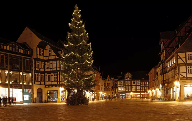 Weihnachtsbaum auf Marktplatz in Quedlinburg - ©Thomas Jablonski - stock.adobe.com