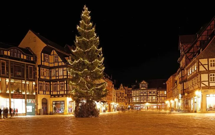 © Thomas Jablonski - Fotolia - Weihnachtsbaum auf Marktplatz