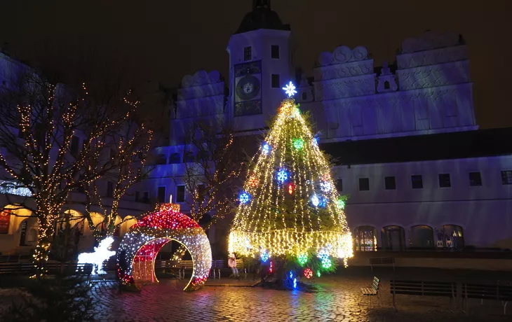 © Bluemoment72 - stock.adobe.com - Herzogliches Schloss von Stettin, Polen, festlich beleuchtet und mit Weihnachtsdekoration geschmückt 