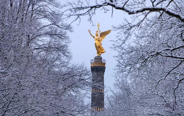 © travelguide - stock.adobe.com - Siegessäule in Berlin im Winterkleid