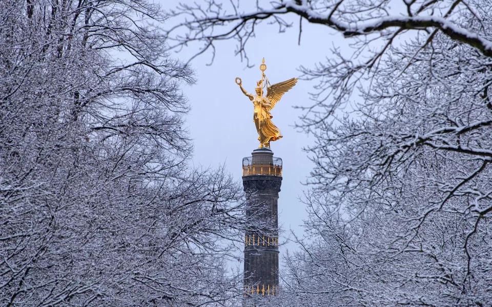 Siegessäule in Berlin im Winterkleid