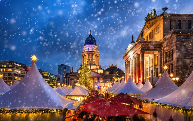 © eyetronic - stock.adobe.com - Weihnachtsmarkt am Gendarmenmarkt in Berlin, Deutschland