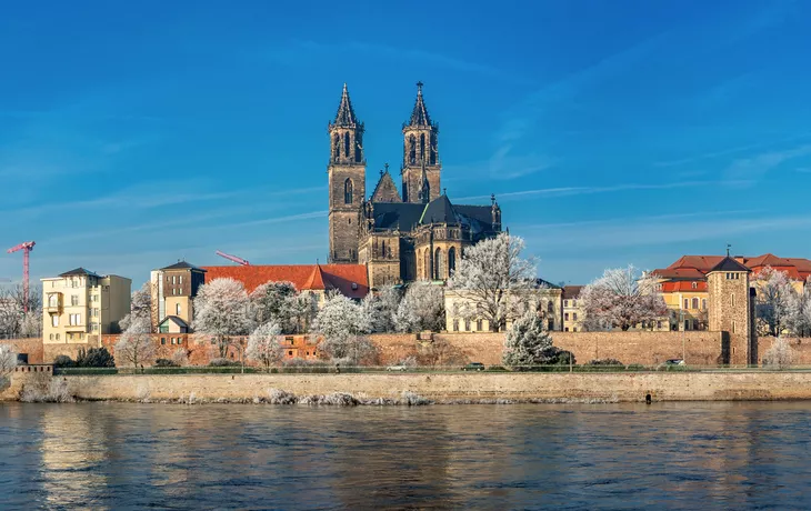 Panoramablick über die historische Innenstadt von Magdeburg im Winter - © neurobite - stock.adobe.com