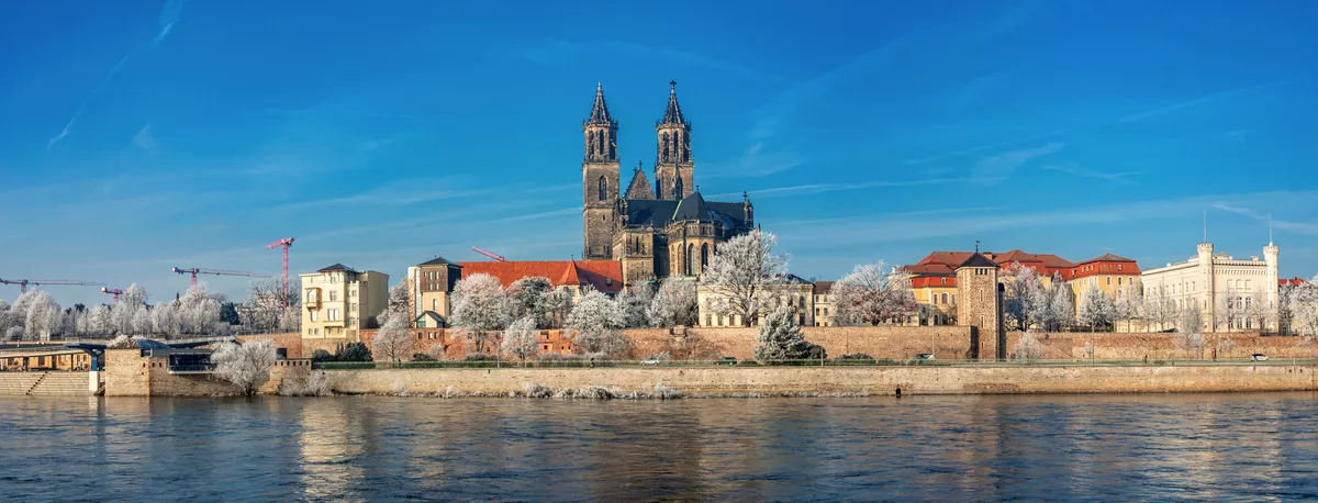 Panoramablick über die historische Innenstadt von Magdeburg im Winter - © neurobite - stock.adobe.com