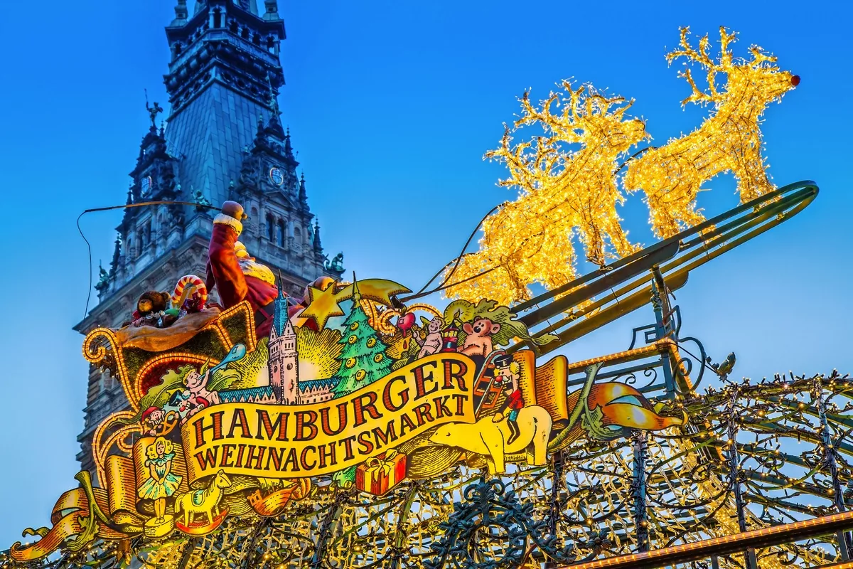 Hamburger Weihnachtsmarkt am Rathaus, Deutschland - © powell83 - Fotolia