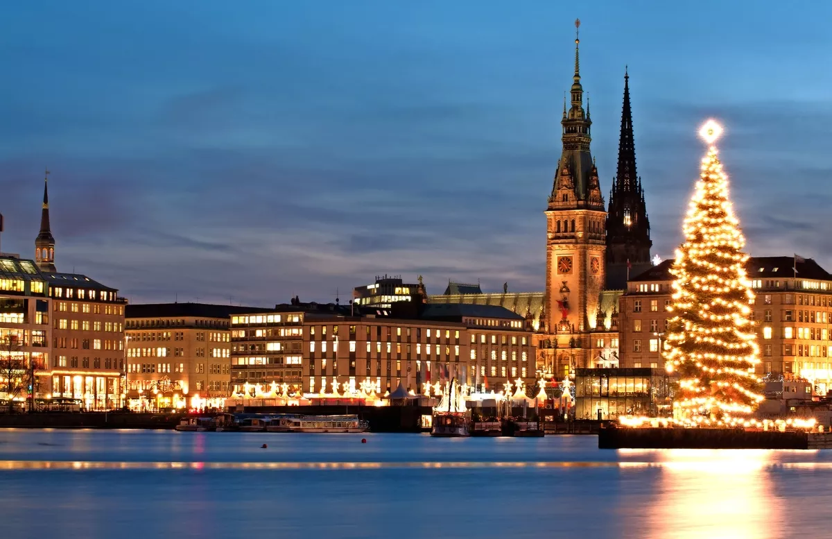Neuer Jungfernstieg vor Weihnachten in Hamburg, Deutschland - © m. letschert - stock.adobe.com