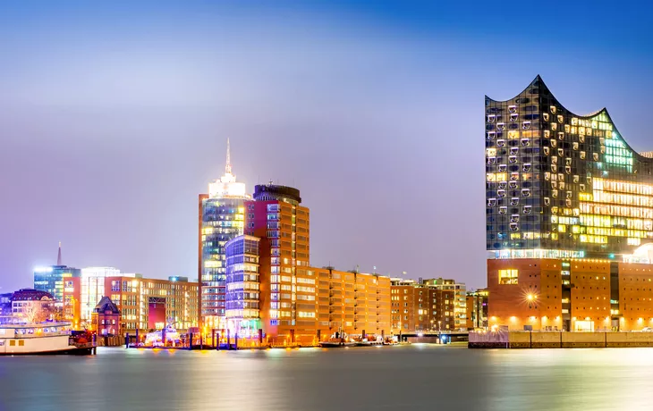 ©John Smith - stock.adobe.com - Elbphilharmonie und Hamburger Hafen bei Nacht