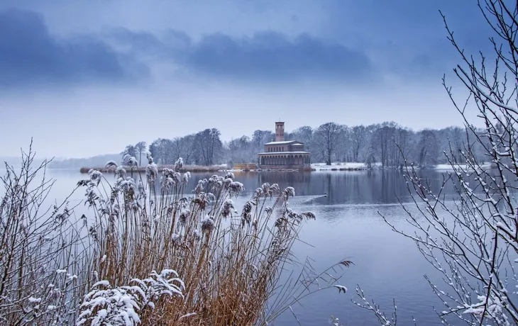 © Marianne Drews - stock.adobe.com - Heilandskirche am Port von Sacrow in Potsdam, Deutschland