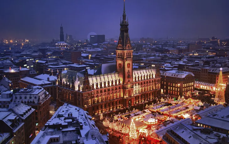 © Jrg - stock.adobe.com - weihnachtliches Hamburg, Deutschland