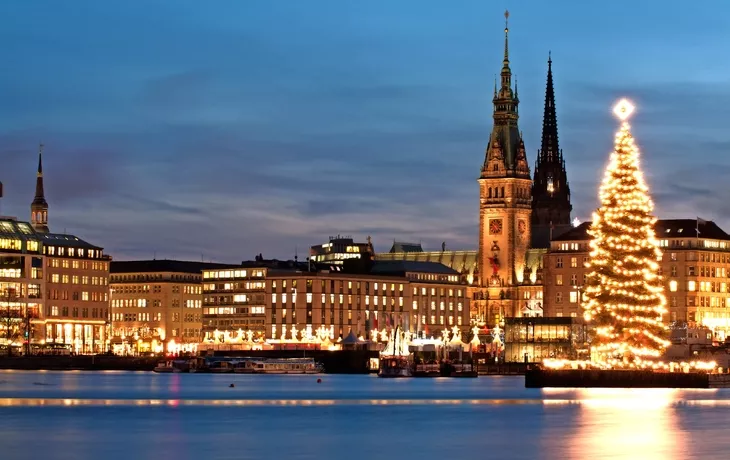 © m. letschert - stock.adobe.com - Neuer Jungfernstieg vor Weihnachten in Hamburg, Deutschland