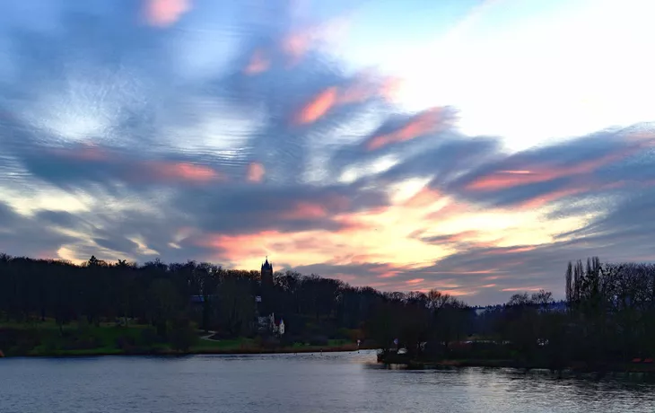 © stadelpeter - stock.adobe.com - Blick von der Glienicker Brücke  über den Tiefen See in Richtung Babelsberg mit dem Flatowturm