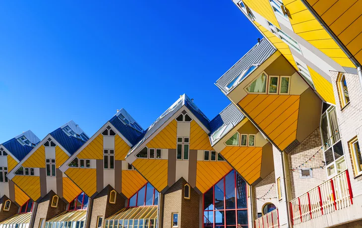 © Ilja - stock.adobe.com - gelbe Würfelhäuser in Rotterdam