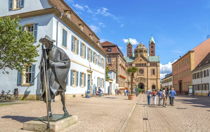 © Sina Ettmer - stock.adobe.com - Pilgerfigur und Dom, Speyer