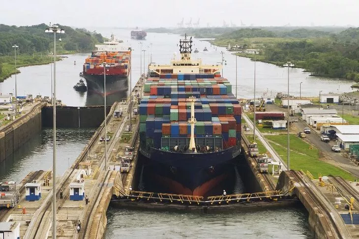 Blick auf den Panamakanal vom Kreuzfahrtschiff - © searagen - Fotolia