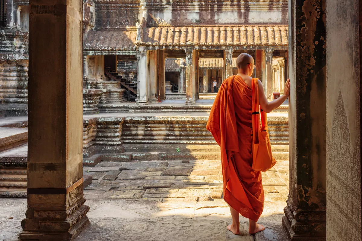 Buddhistischer Mönch, der Höfe von Angkor Wat erforscht,Siem Reap - ©efired - stock.adobe.com