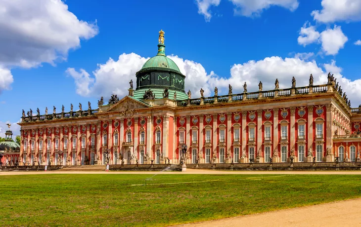 © Mistervlad - stock.adobe.com - Neues Palais im Park Sanssouci