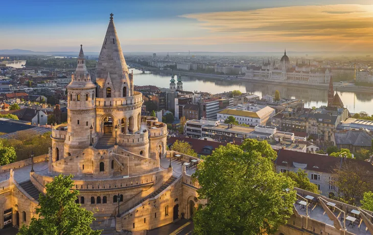 © zgphotography - stock.adobe.com - Ausblick von der Fischerbastei in Budapest