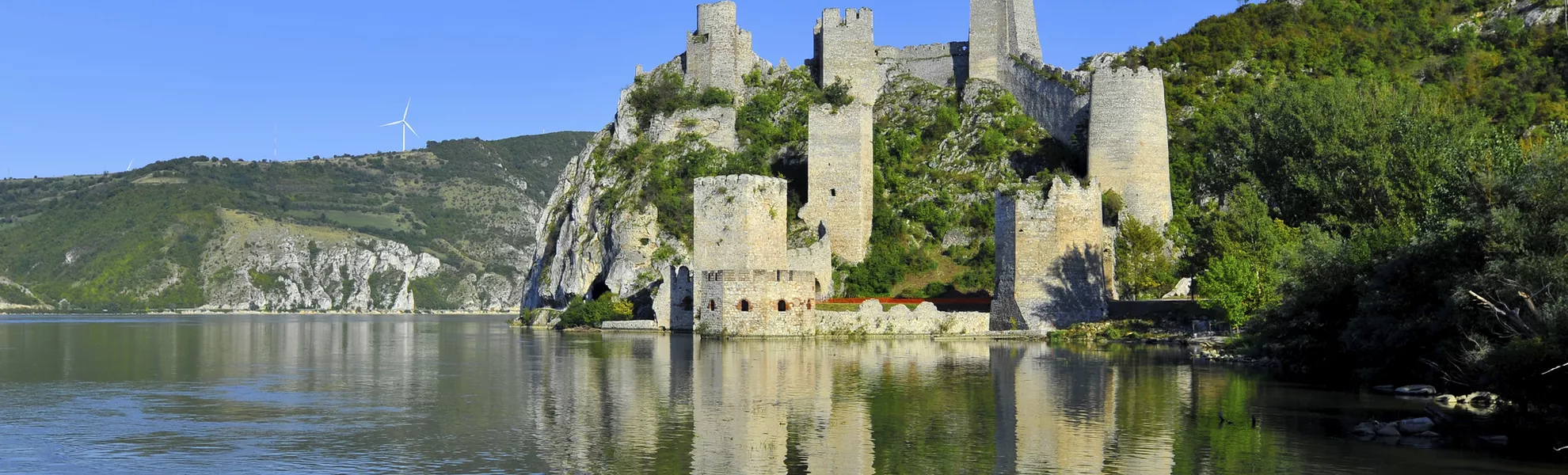 Festung Golubac an der Donau - © shutterstock_220818883