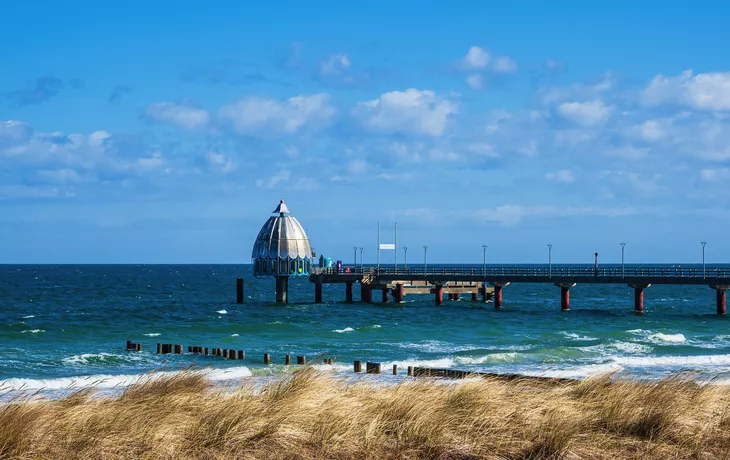 © Rico Ködder - stock.adobe.com - Seebrücke an der Ostseeküste ini Zingst auf dem Fischland-Darß