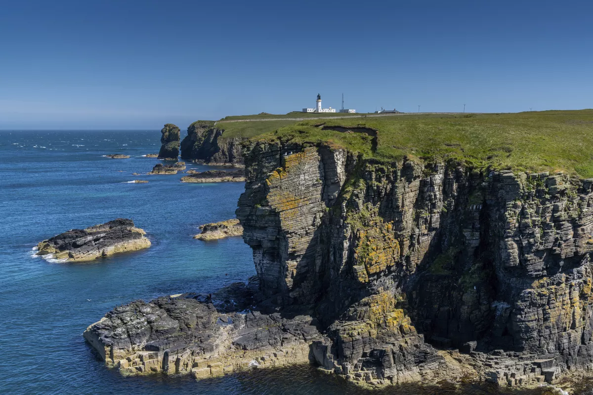 Küste von Caithness und Leuchtturm von Noss Head, Schottland - © Getty Images