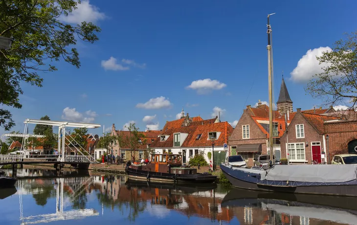 Brücke und alte Schiffe am Kai in Edam in den Niederlanden - ©venemama - stock.adobe.com