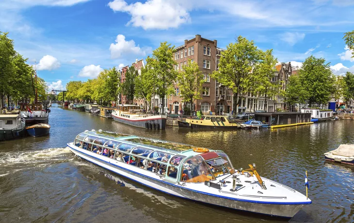 Grachtenrundfahrt in Amsterdam - © shutterstock_246545398