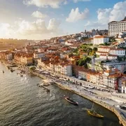 Panoramablick auf die Stadt Porto bei Sonnenuntergang