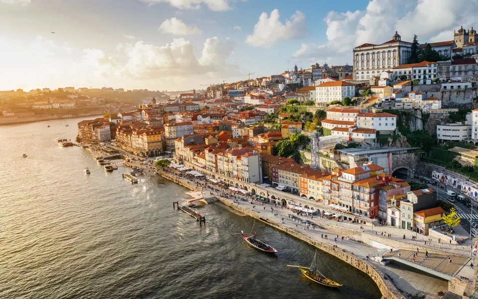 Panoramablick auf die Stadt Porto bei Sonnenuntergang - © ikuday - stock.adobe.com