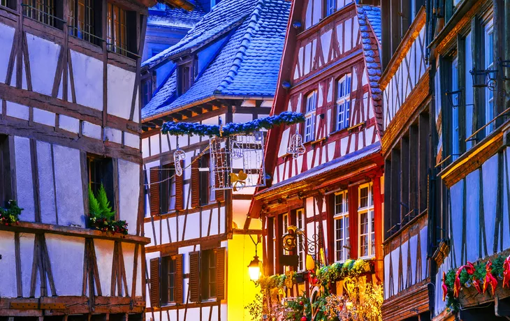 © ecstk22 - stock.adobe.com - Straßburg zur Weihnachtszeit